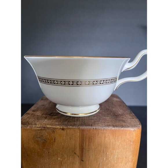 Two Wedgwood Dark Green Florentine Peony Shape Footed Porcelain Teacups England - Picture 2 of 6